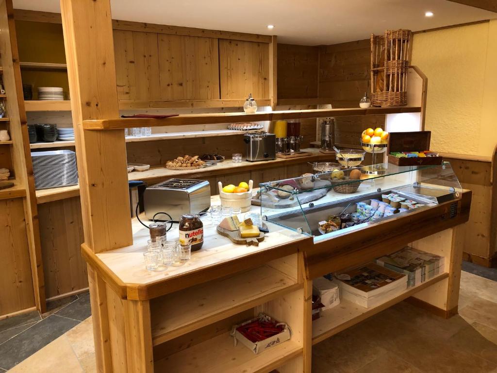une cuisine avec un comptoir avec beaucoup de nourriture dans l'établissement Le Relais Nordique, à Giron