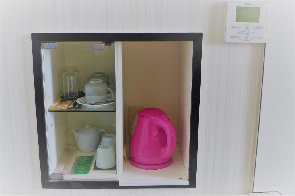 une cuisine avec un mixeur rose dans une armoire dans l'établissement Hotel ACQUA MYU, à Fukuoka 13 autres photos