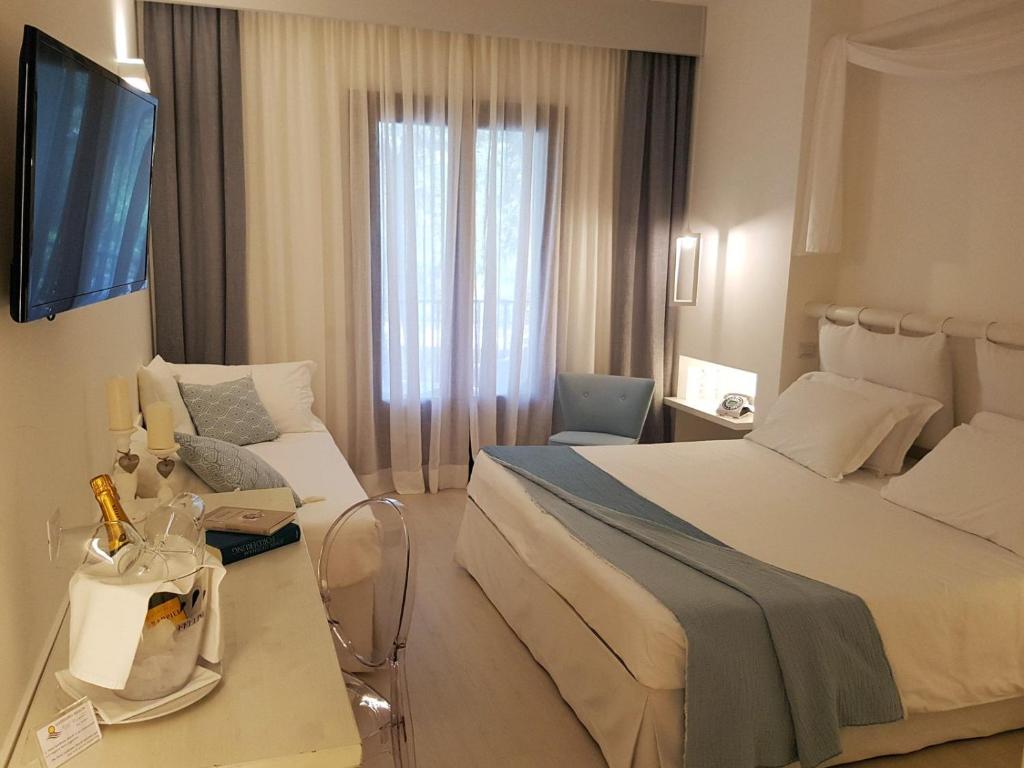 une chambre d'hôtel avec un lit et un canapé dans l'établissement Hotel Gabbiano Beach, à Vieste 33 autres photos