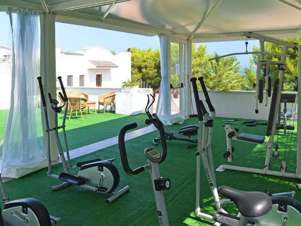 - une salle de sport avec plusieurs vélos d'exercice dans une tente dans l'établissement Hotel Gabbiano Beach, à Vieste