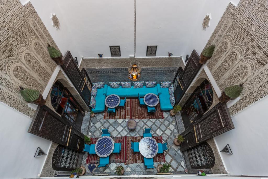 une vue de tête d'un bâtiment avec une table bleue dans l'établissement Riad Hala, à Fès