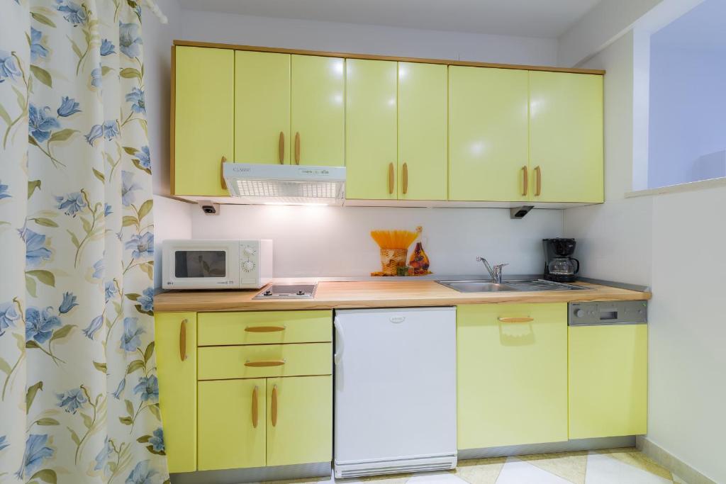 Superb Beachfront Luxury Seaview with Private Beach 8