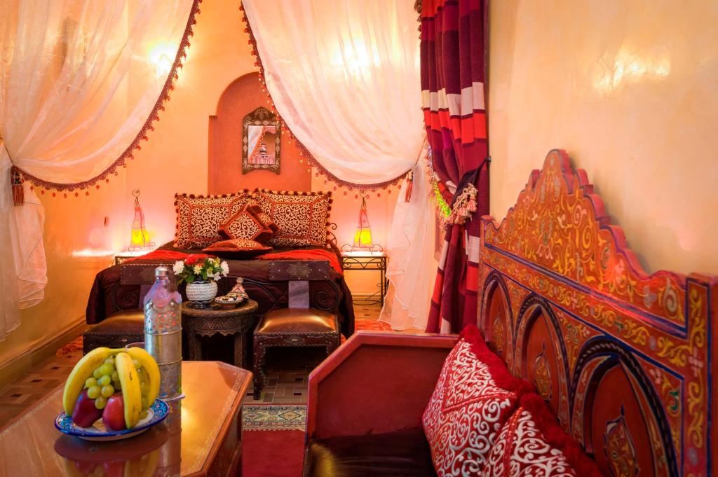 une chambre avec un lit et un bol de fruits sur une table dans l'établissement Riad bleu du Sud, à Marrakech