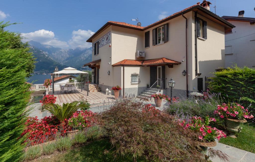une maison avec des fleurs devant dans l'établissement Villa La Dolce Vita, à Oliveto Lario