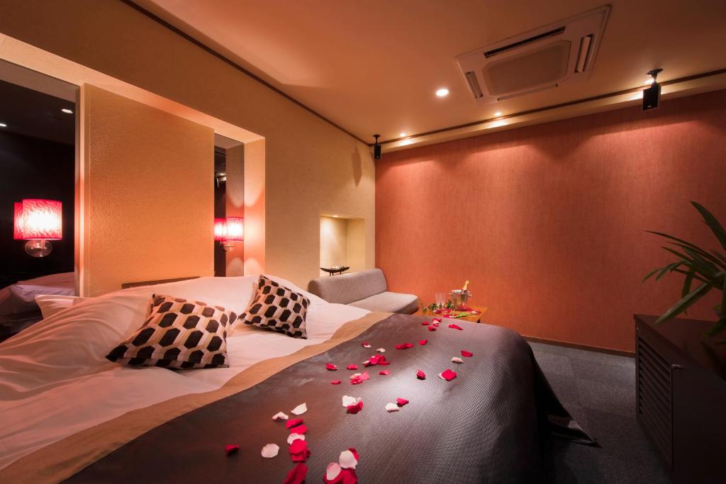 - une chambre avec un lit orné de roses dans l'établissement Hotel LUNE CLAIRE (Adult Only), à Chikuma