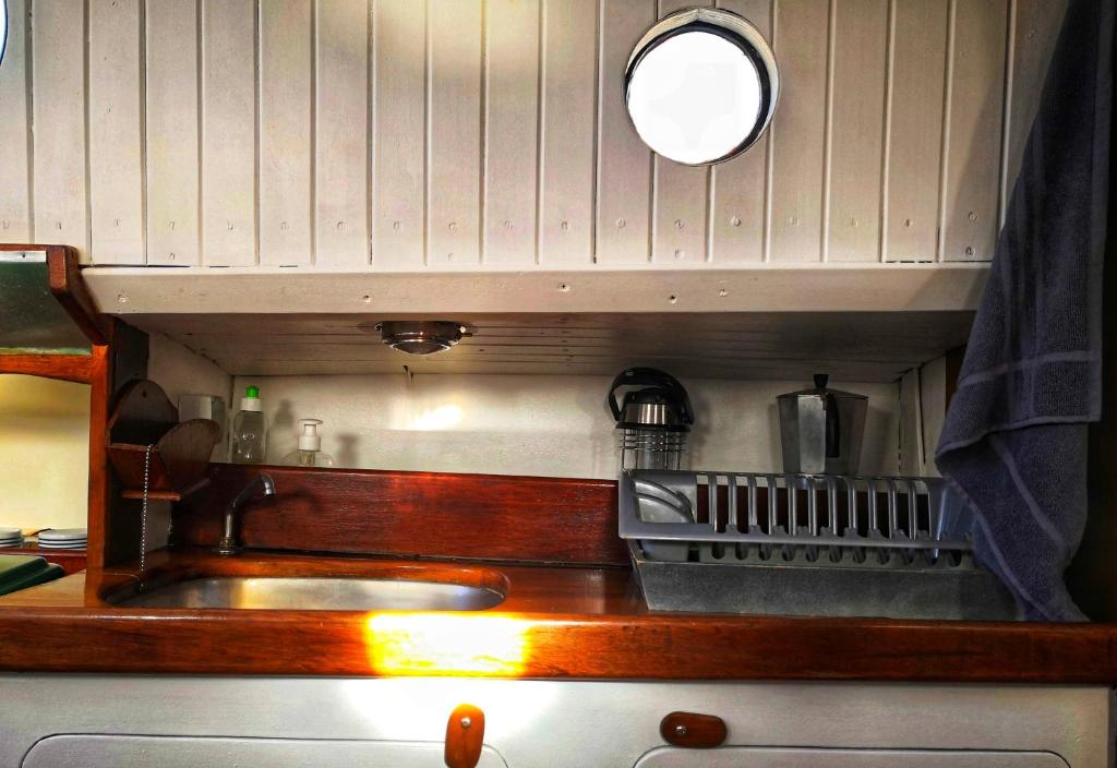 une cuisine avec un évier et un plan de travail dans l'établissement stlocavoile 2, Seuls à bord d un voilier, à Porto-Vecchio