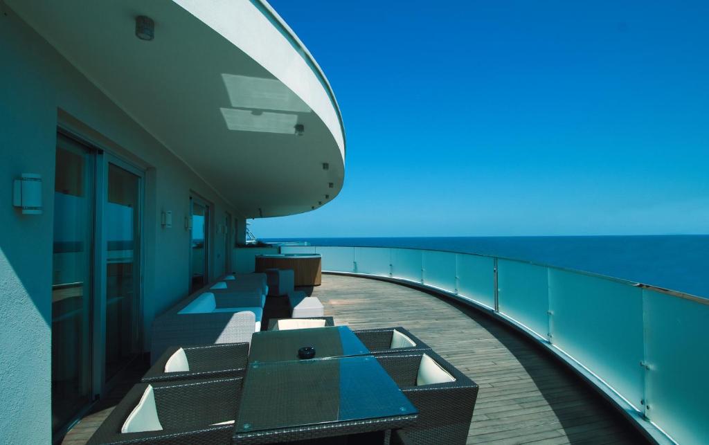 - un balcon sur un bateau de croisière donnant sur l'océan dans l'établissement Hotel Premier & Suites - Premier Resort, à Milano Marittima