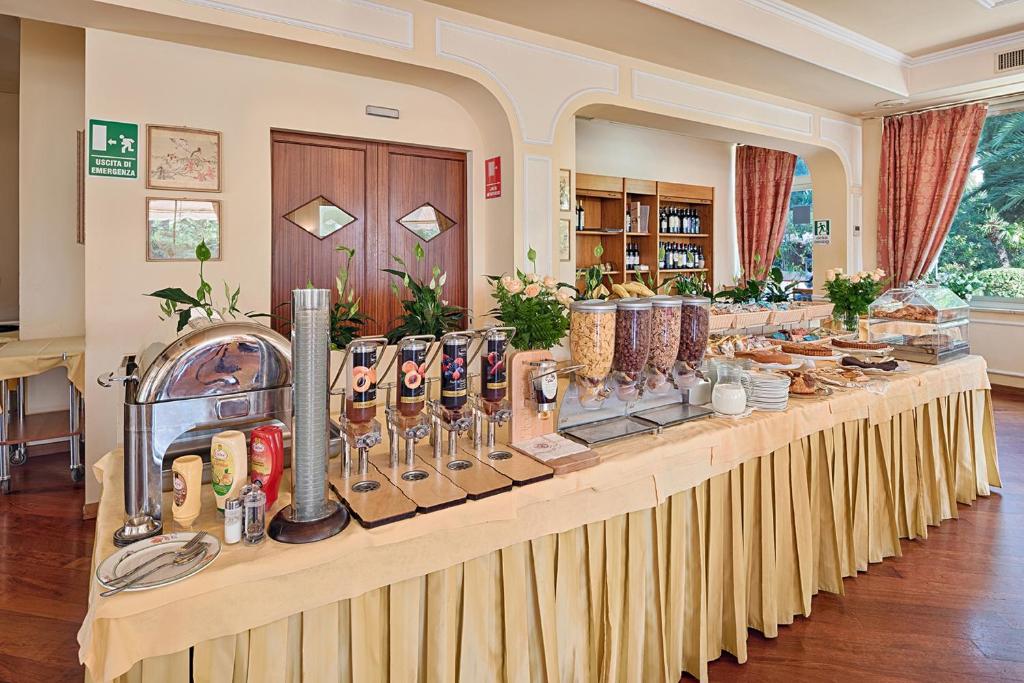 - une longue table avec un buffet de plats dans l'établissement Hotel Paradiso, à Sanremo