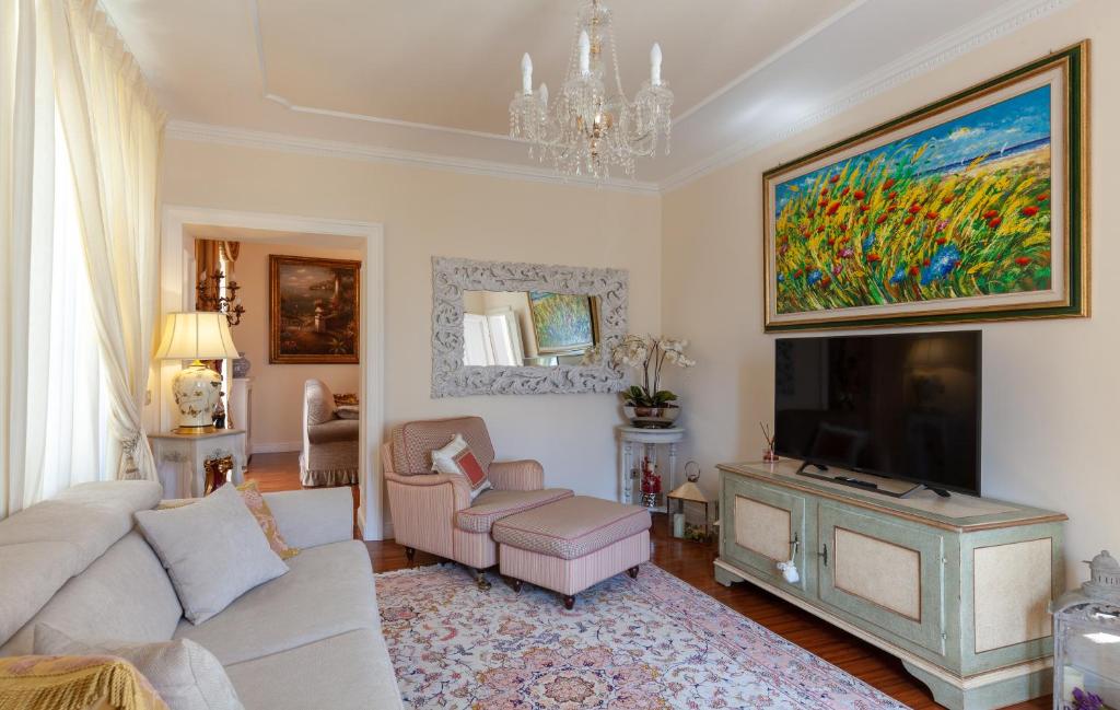 un salon avec un canapé et une télévision dans l'établissement Villa La Dolce Vita, à Oliveto Lario