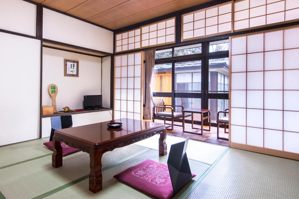 d'un salon avec une table et d'une chambre avec des fenêtres. dans l'établissement Nikko Tokanso, à Nikkō