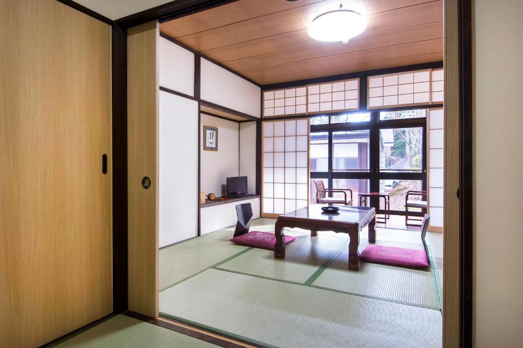 - l'accès à une chambre avec une table et des chaises dans l'établissement Nikko Tokanso, à Nikkō