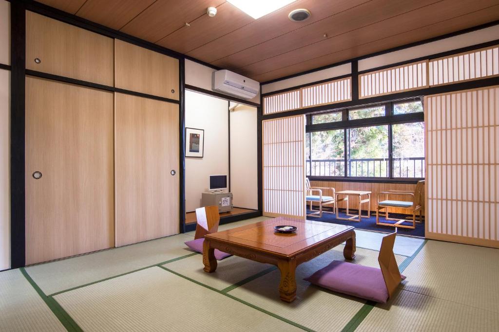 une pièce avec une table et des chaises dans une pièce dans l'établissement Nikko Tokanso, à Nikkō