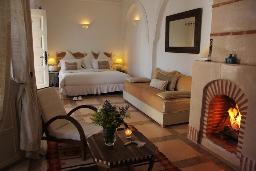 - un salon avec un lit et une cheminée dans l'établissement Riad Clémentine, à Marrakech 37 autres photos