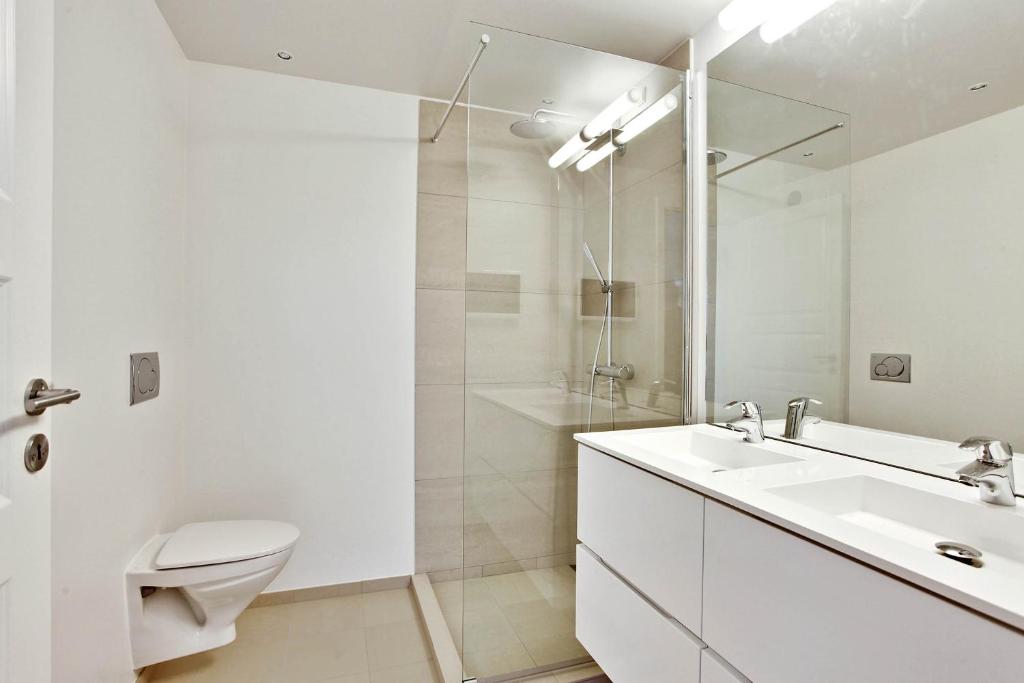 CITY LUX APARTM, 2 FULL BATHROOMs, 2tv 8