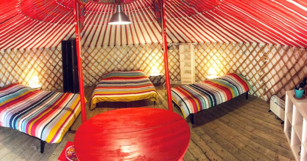 - une chambre avec 2 lits dans une yourte dans l'établissement Yourtes Mongoles Gavarnie, à Gèdre
