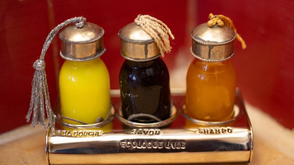 deux bouteilles de miel assises sur une étagère dans l'établissement Ecolodge l'île de Ouarzazate, à Ouarzazate