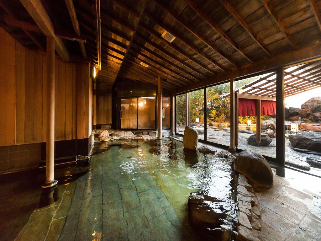 Chambre avec Piscine d'Eau dans un Bâtiment dans l'établissement Awara Onsen hot spring Koubou Gurabaatei, à Awara