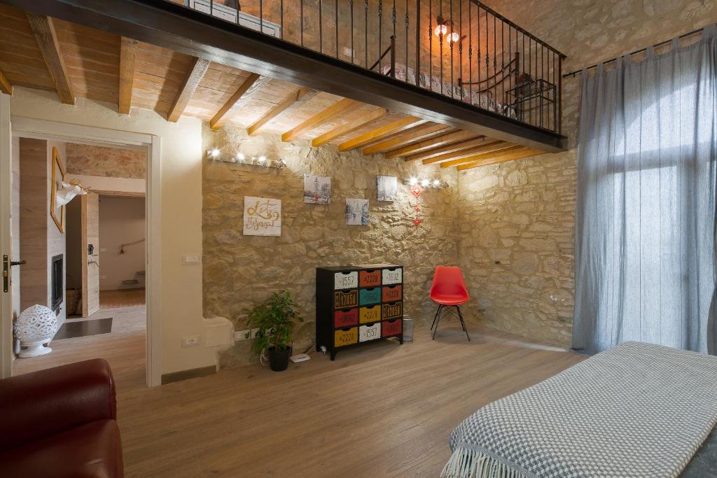 - une chambre avec une cheminée et un fauteuil rouge dans l'établissement Villa Marghi, à Magione 55 autres photos