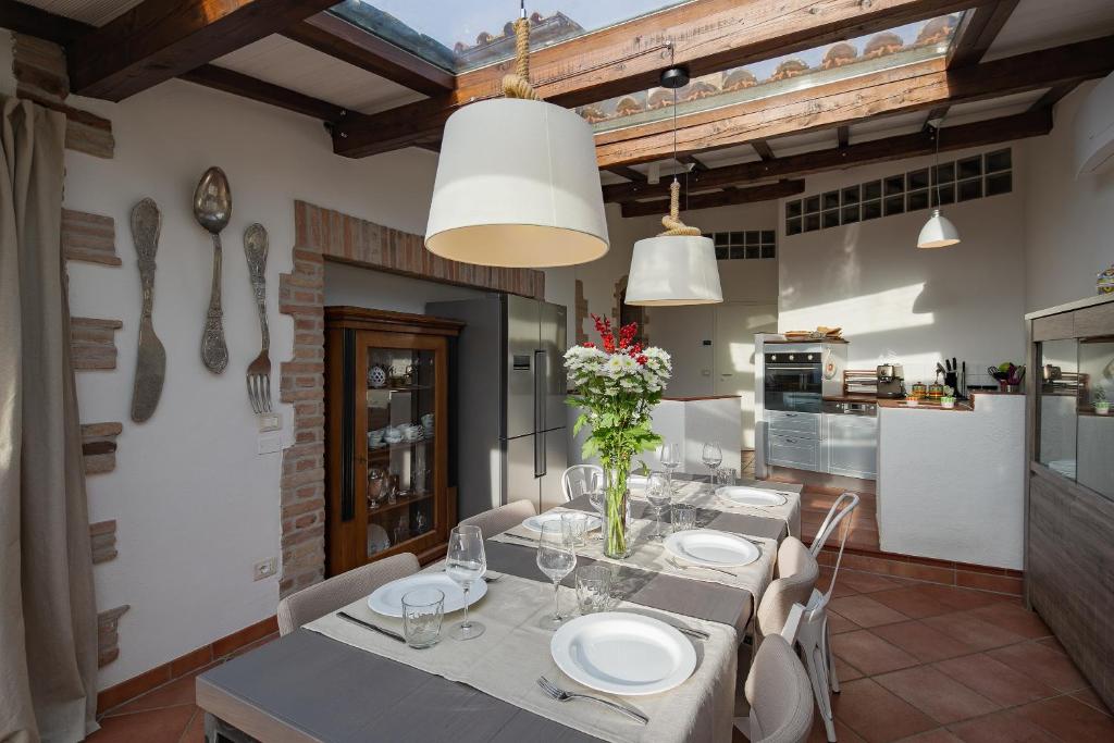 une cuisine et une salle à manger avec une table et des chaises dans l'établissement Villa Marghi, à Magione