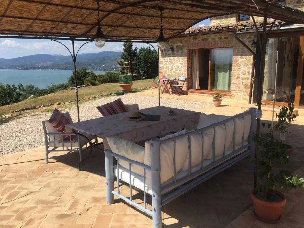 - une table et des chaises sous un parasol sur la terrasse dans l'établissement Villa Marghi, à Magione