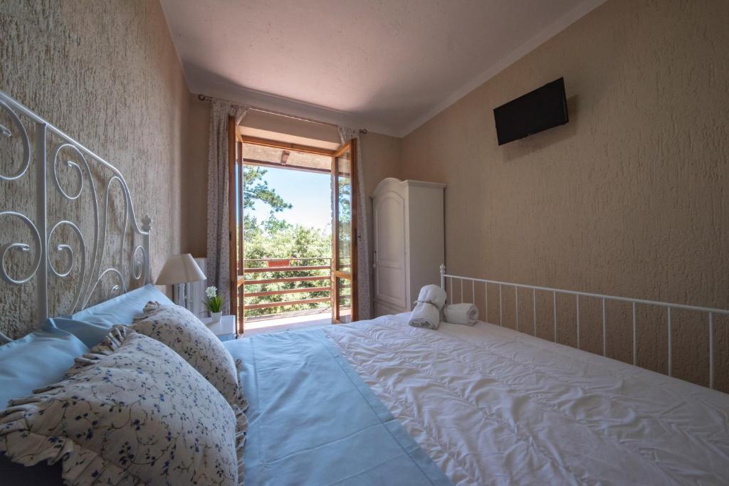 une chambre avec un lit avec un ours en peluche dessus dans l'établissement VillaSubasioRelax, à Spello