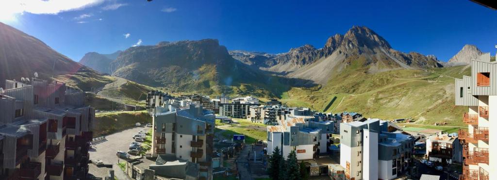 une vue d'une ville avec des montagnes en arrière-plan dans l'établissement Appartement d'exception Tignes, à Tignes