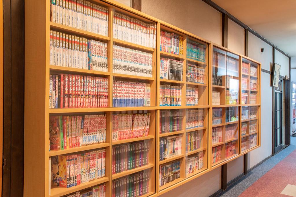 une étagère remplie de livres dans l'établissement Hidatakayama Futarishizuka Hakuun, à Takayama