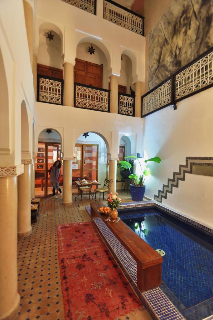 une maison avec une piscine au milieu dans l'établissement Riad Chalymar, à Marrakech