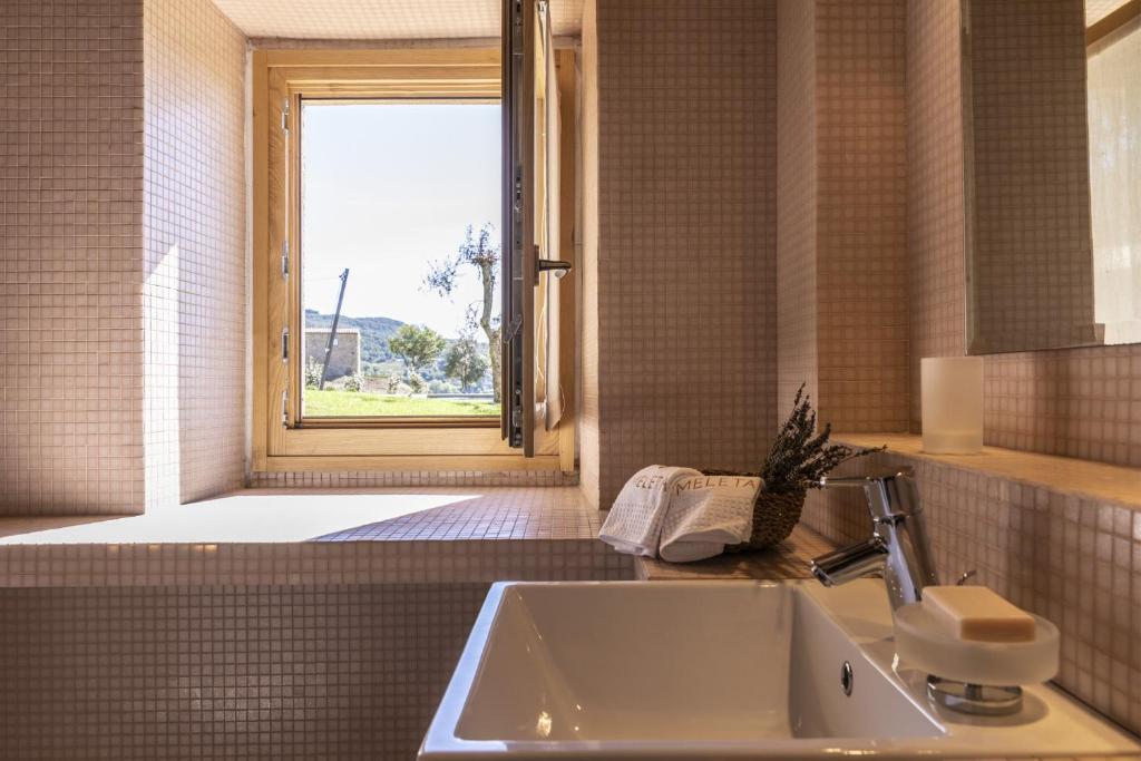 une salle de bain avec un lavabo et une fenêtre dans l'établissement Azienda Meleta, à Roccatederighi
