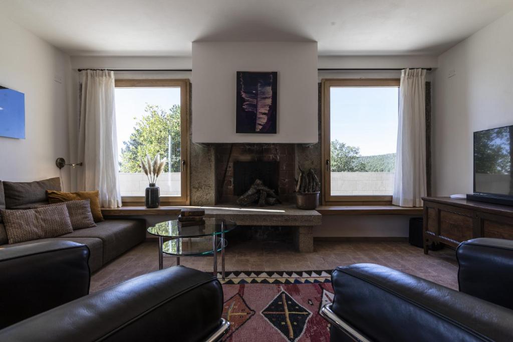 un salon avec un canapé et une cheminée dans l'établissement Azienda Meleta, à Roccatederighi