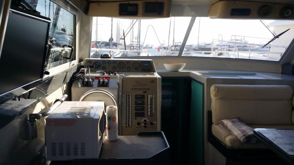 - une cuisine avec lave-linge dans un bateau dans l'établissement Ferretti 36 ' Bateau à Quai Vieux-Port Cannes Festival La Croisette, à Cannes