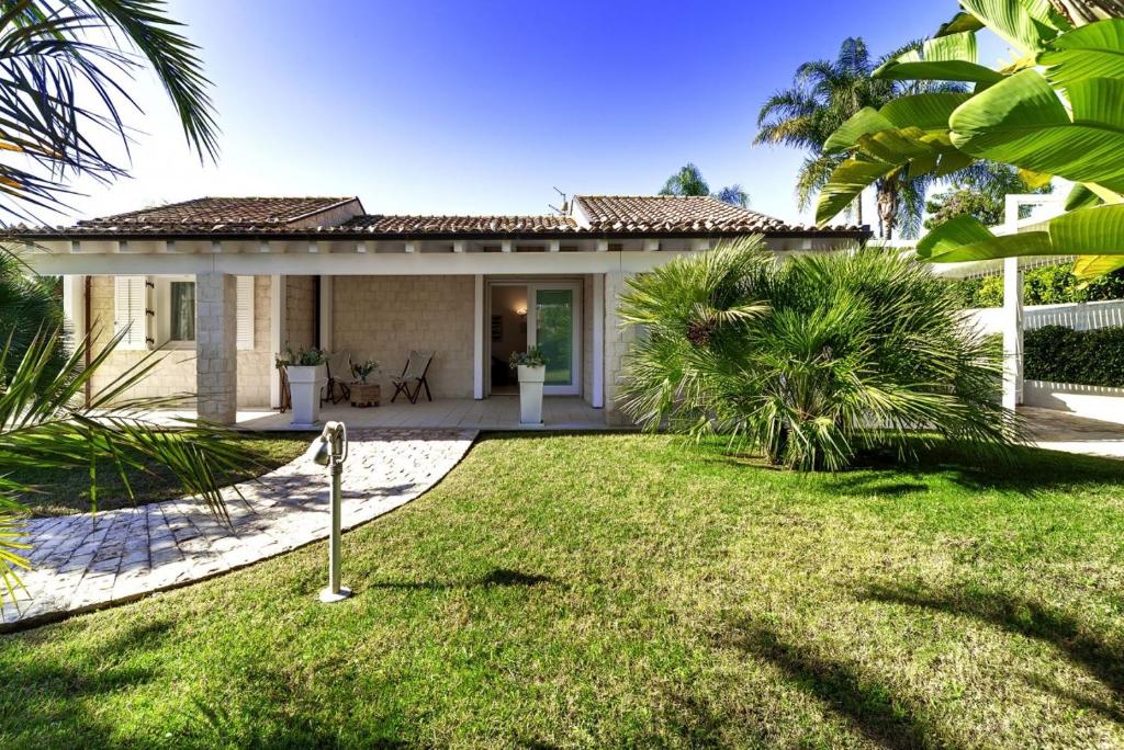 une maison avec une pelouse devant dans l'établissement Villa Pietrabianca, à Scicli