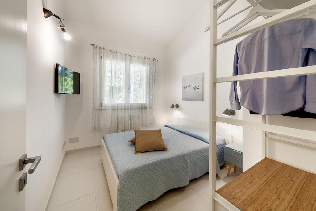 - une petite chambre avec des lits superposés et une échelle dans l'établissement Villa Pietrabianca, à Scicli