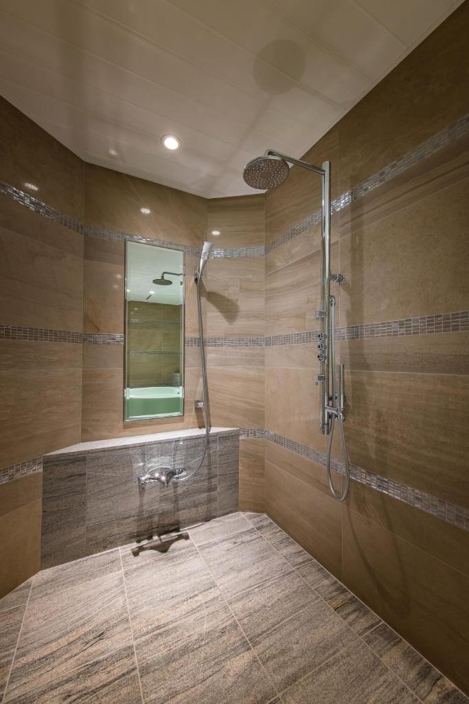 une salle de bain avec douche et lavabo dans l'établissement Hotel New York (Adult Only), à Tokyo