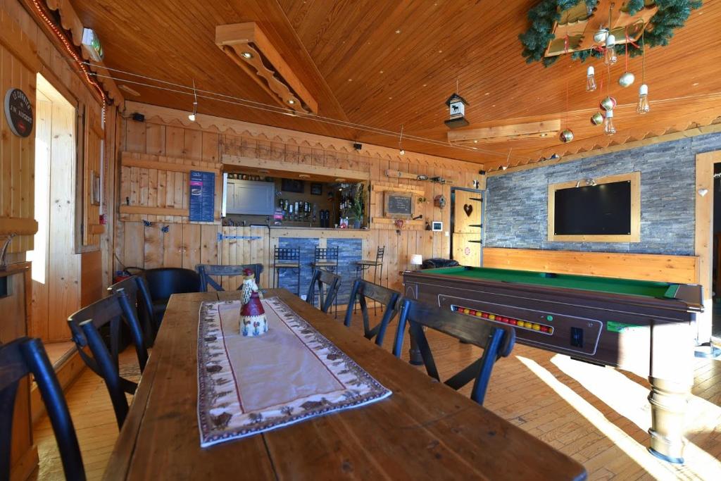- une salle à manger avec une table de ping-pong et un billard dans l'établissement La Principauté de Comborciere, à La Toussuire 37 autres photos