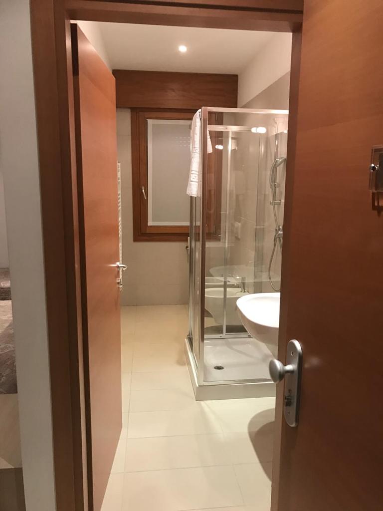 une salle de bain avec une douche en verre et un lavabo dans l'établissement Villa Gentile, à Cavallino-Treporti