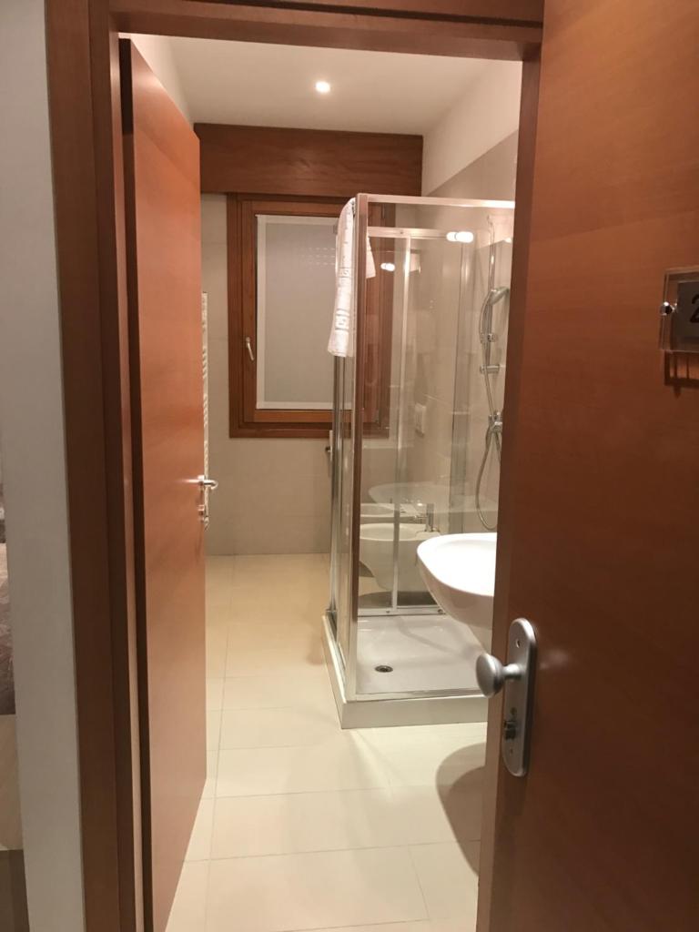 une salle de bain avec une douche en verre et un lavabo dans l'établissement Villa Gentile, à Cavallino-Treporti