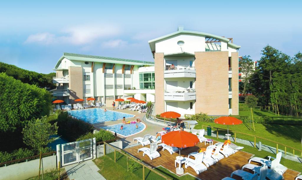 un hôtel avec une piscine et un complexe dans l'établissement Residenza Al Parco, à Bibione