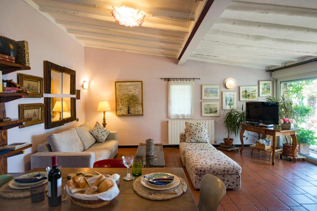 un salon avec un canapé et une table dans l'établissement Villa Annetta, à Poggi