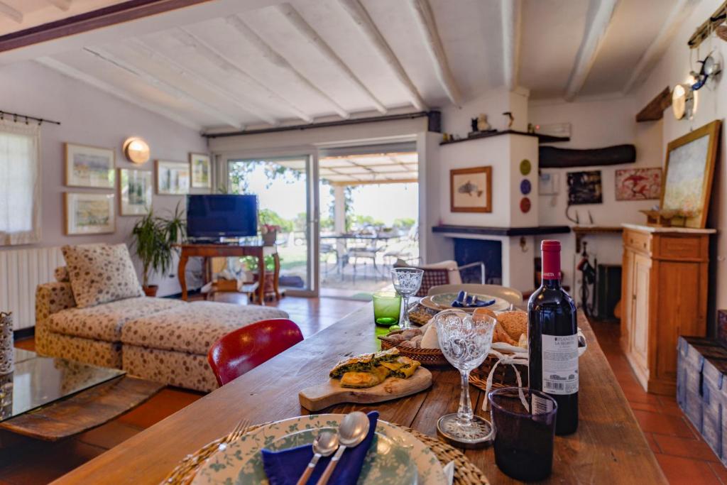 un salon avec une table avec une bouteille de vin dans l'établissement Villa Annetta, à Poggi