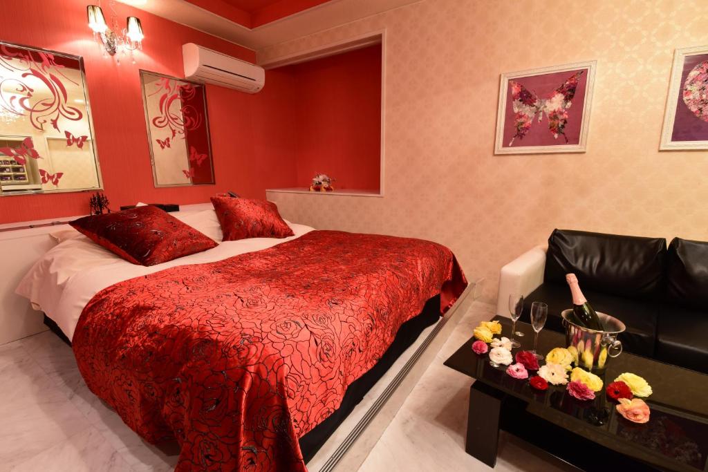 une chambre d'hôtel avec un lit rouge et un canapé dans l'établissement Restay Koakuma (Adult Only), à Utsunomiya 23 autres photos