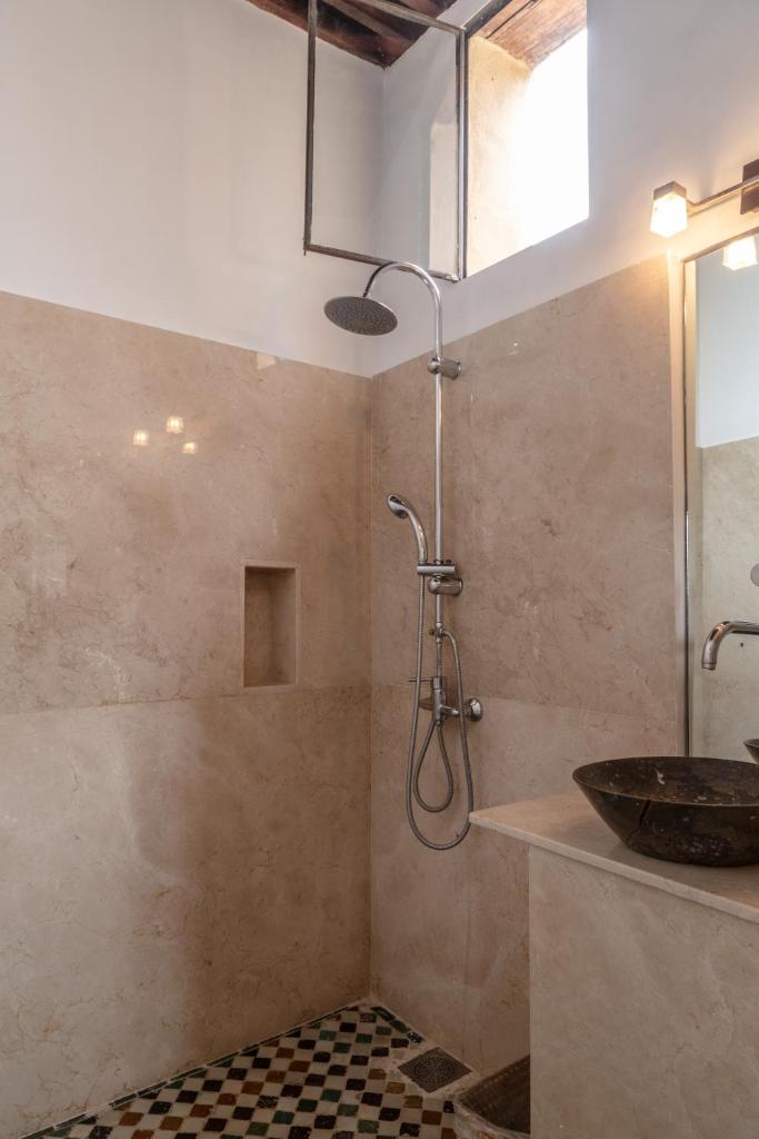une salle de bain avec un lavabo et une douche dans l'établissement La Maison Maure, à Fès 37 autres photos