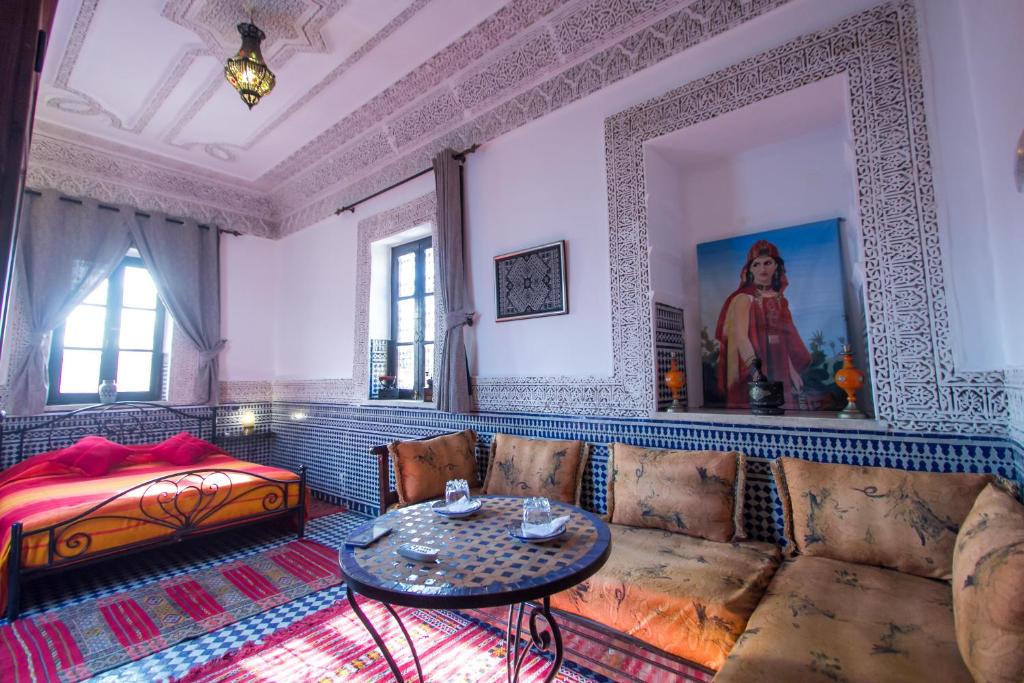 un salon avec un canapé et une table dans l'établissement Riad Hala, à Fès