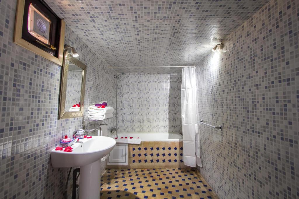 La petite salle de bains est pourvue d'un lavabo et d'une baignoire. dans l'établissement Riad Hala, à Fès