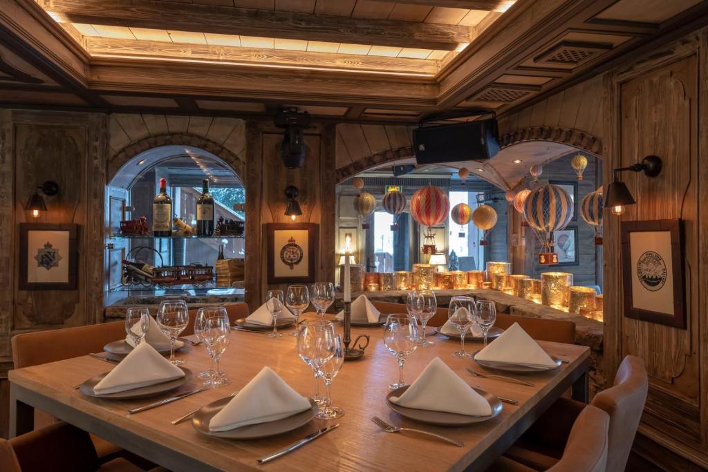 - une longue table dans un restaurant avec des verres et des serviettes dans l'établissement Hotel La Chaudanne, à Méribel