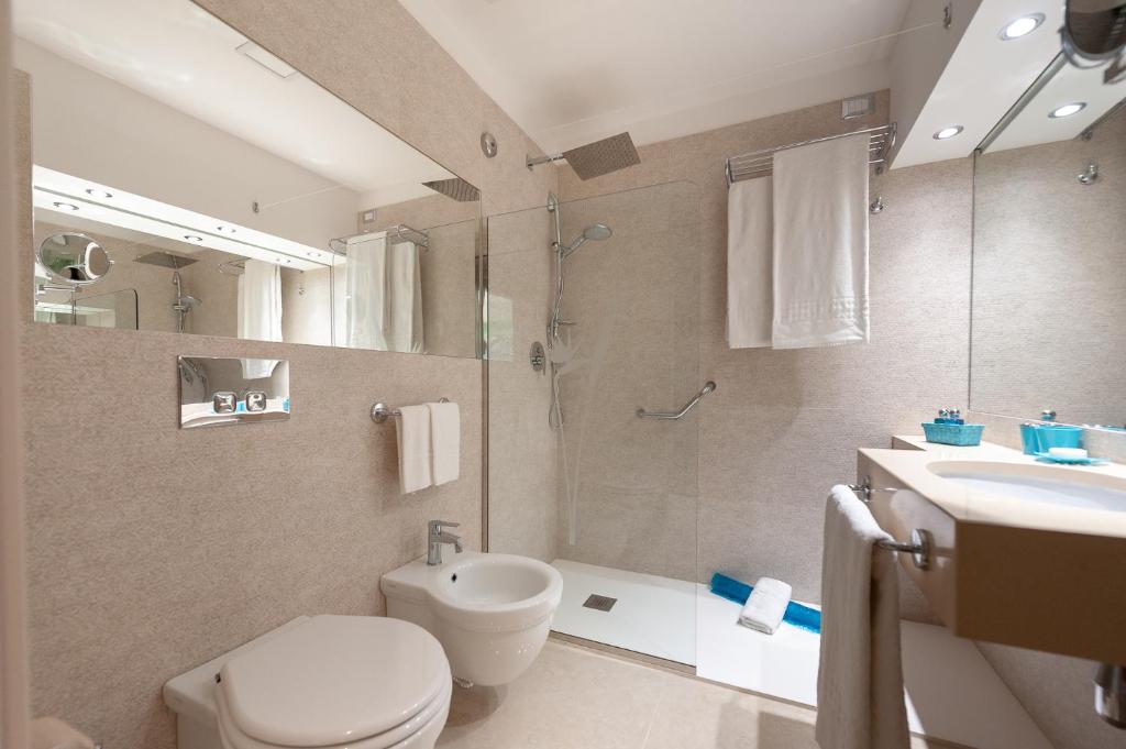 une salle de bain avec toilettes, lavabo et douche dans l'établissement Acacia Palace, à Marina di Ragusa