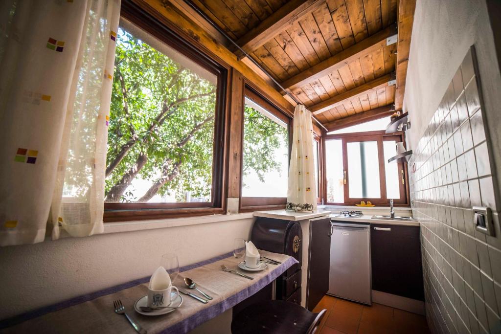 - une cuisine avec une table et de la vaisselle dans l'établissement Private Villa at Villa al Duomo, à Taormine