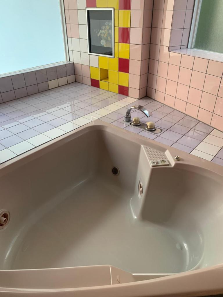 La salle de bains est pourvue d'une baignoire et de carrelage. dans l'établissement Hotel Festa (Adult Only), à Narita