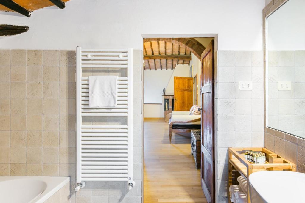 La salle de bains est pourvue d'une baignoire et d'un lavabo. dans l'établissement Villa Le Caggia, à Sovicille