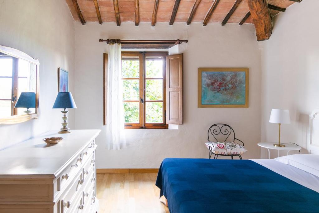 une chambre avec un lit, une commode et une fenêtre dans l'établissement Villa Le Caggia, à Sovicille 186 autres photos